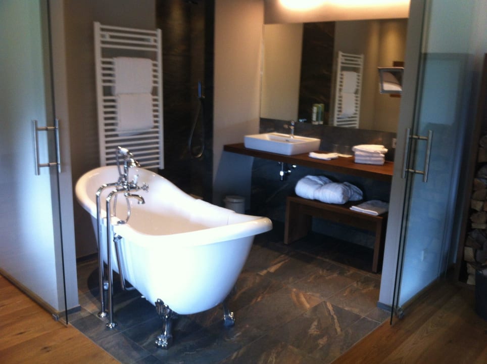 Offenes Badezimmer mit freistehender Badewanne Das.Goldberg