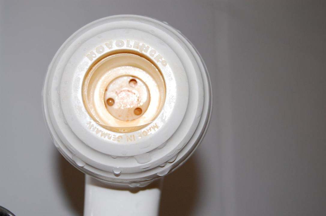 Duschkopf mit deutlichen Rostspuren Hotel Nesrine