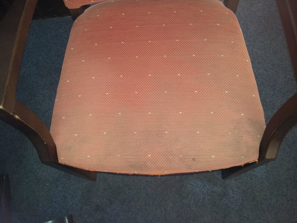 Ein verschmutzter Stuhl i.Pianobar BLUESEA Lagos de Cesar