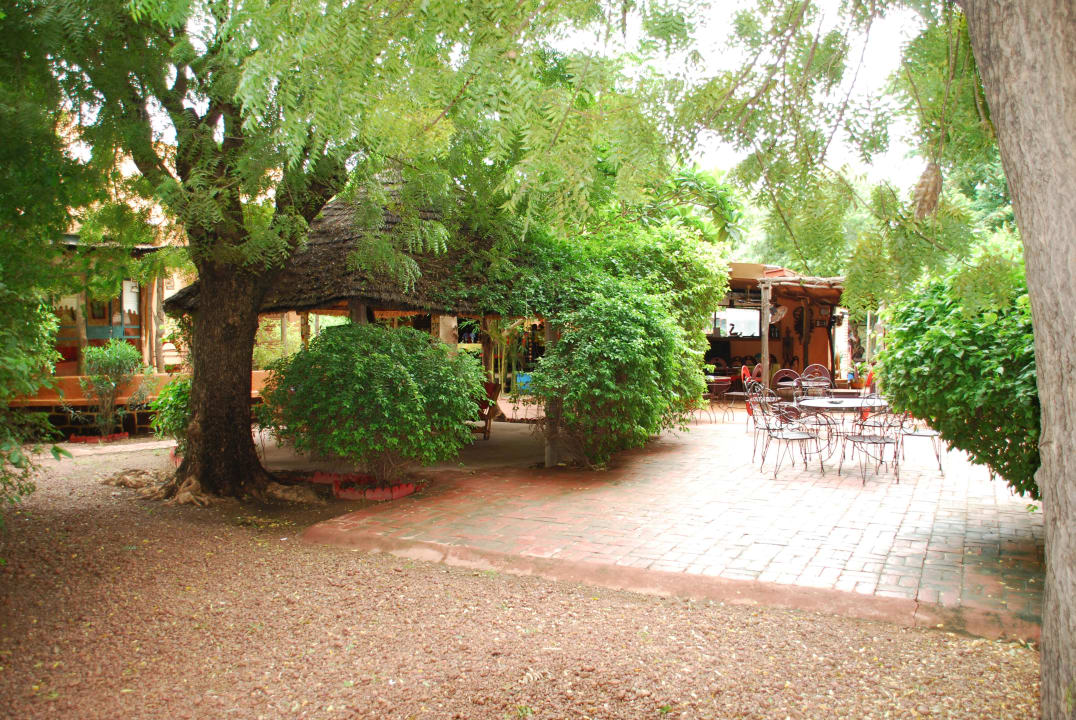 Innenhof mit Blick zu Bar Hotel Les Palmiers