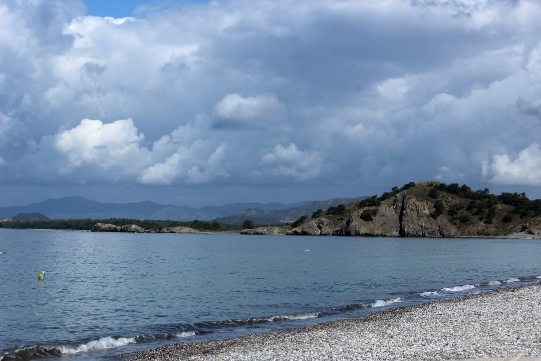 Berg rechts am Strand vom Hotel  Jiva Beach Resort