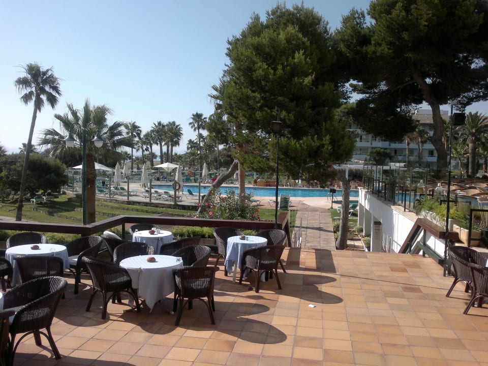 Außenterrasse mit Blick zum Pool Playa Esperanza Resort