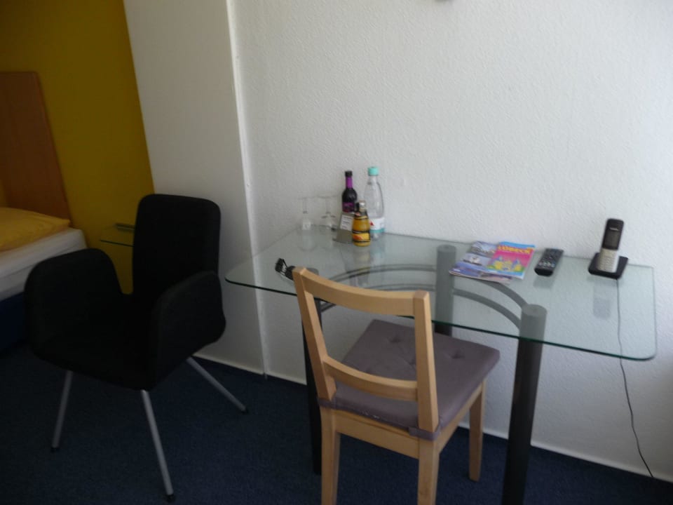 Schreibtische mit Getränkeauswahl und Telefon Hotel Garni Am Mühlenteich