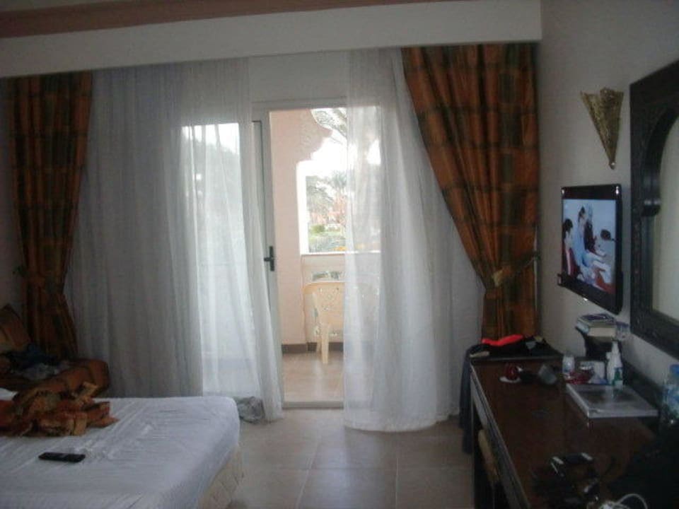 Teil des Zimmers mit Blick auf Balkon Pickalbatros Palace Resort