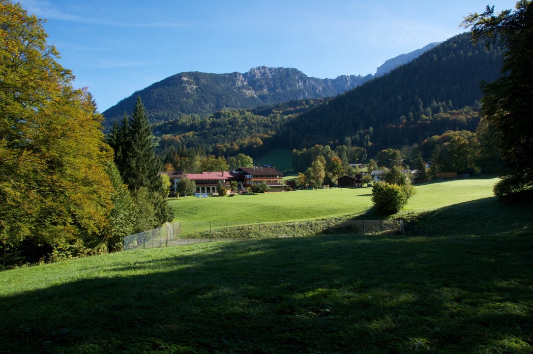 Eingebettet in die Bergwelt des Berchtesgadener La Alm- & Wellnesshotel Alpenhof
