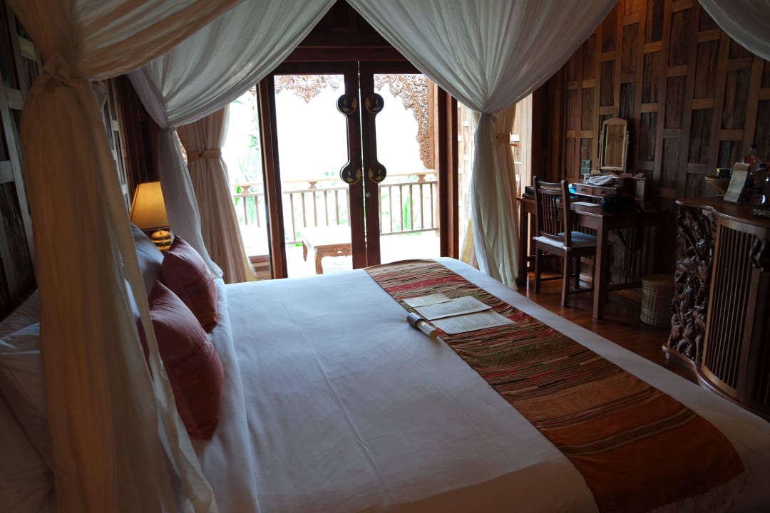 Bett mit Blick nach draussen Santhiya Koh Phangan Resort & Spa