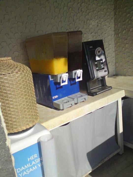 Mały punkt z napojami przy plaży Hotel Babaylon