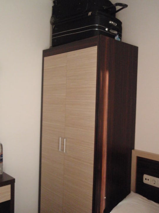 Kleiderschrank Semt Luna Beach Hotel