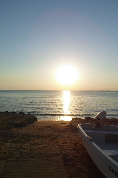 Sonnenuntergang am Strand erleben Sayanora Hotel