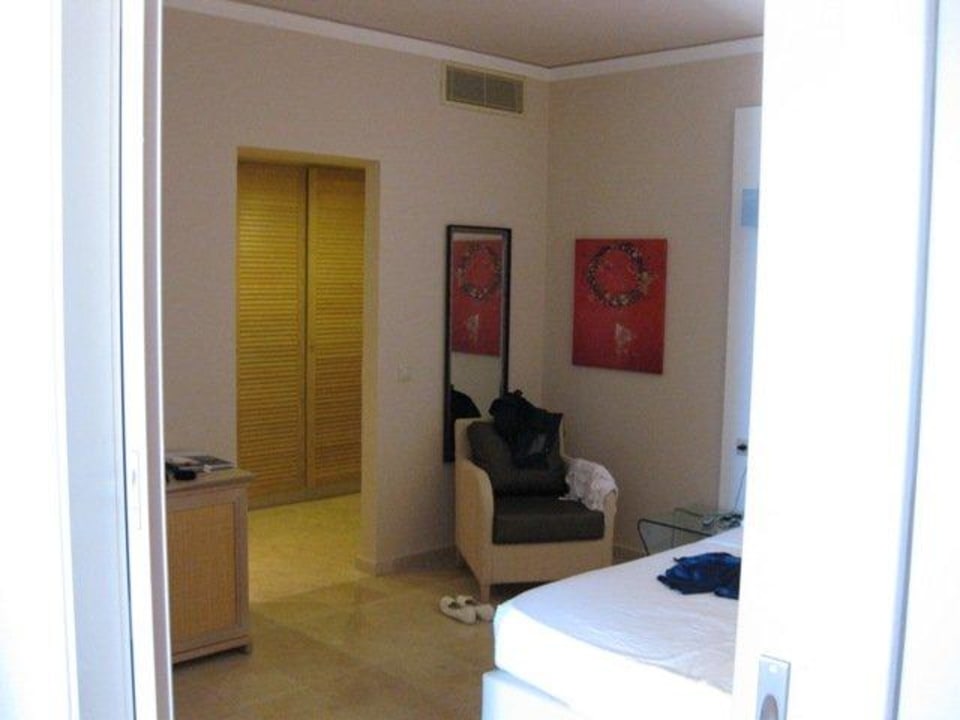 Bungalow Blick vom Schlafzimmer in den Ankleideraum Ikaros Beach Luxury Resort & Spa - Adults Only