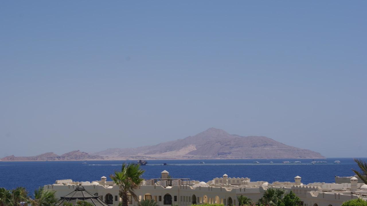 Widok na morze i wyspę Tiran Charmillion Club Resort