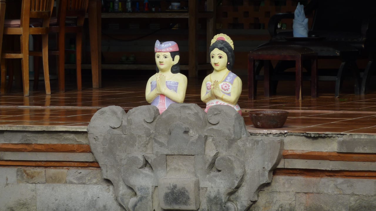 Am Pool vor dem neuen Spa Villa Shanti Beach