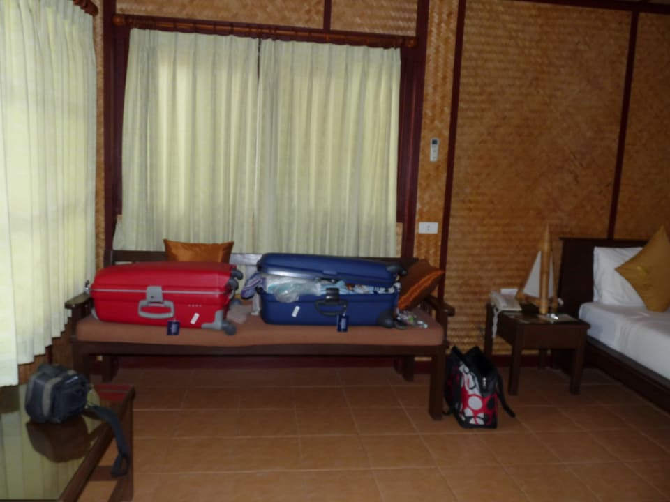 Durchgesessene Couch  Pinnacle Samui Resort