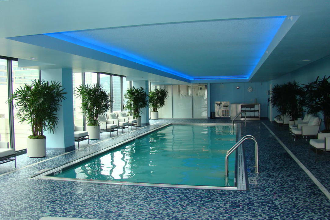 Indoor-Pool im 17. OG Hotel Palomar Chicago