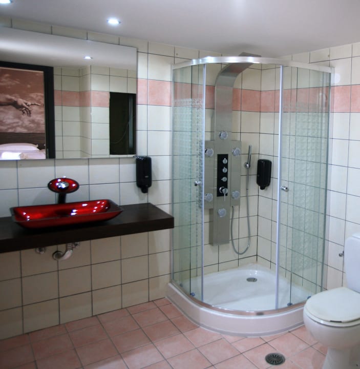 Badezimmer 	 Eurohotel Katrin Suites - Adults only