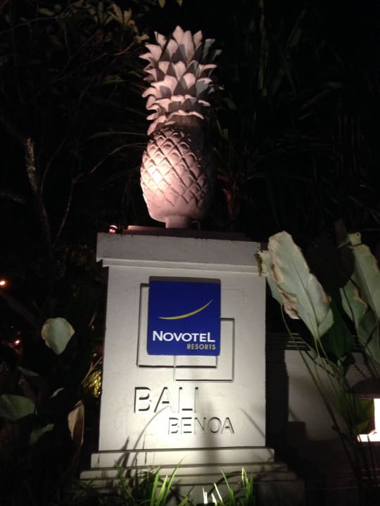 Beleuchtetes Hotelschild Novotel Bali Benoa Hotel