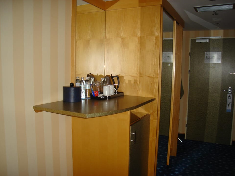 Wasserkocher, Tee, Löskaffee, Kühlschrank NH Danube City