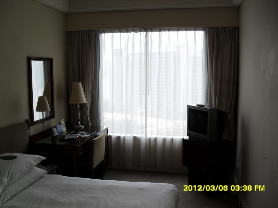 Schreibtisch und Fernseher Harbour Plaza Metropolis