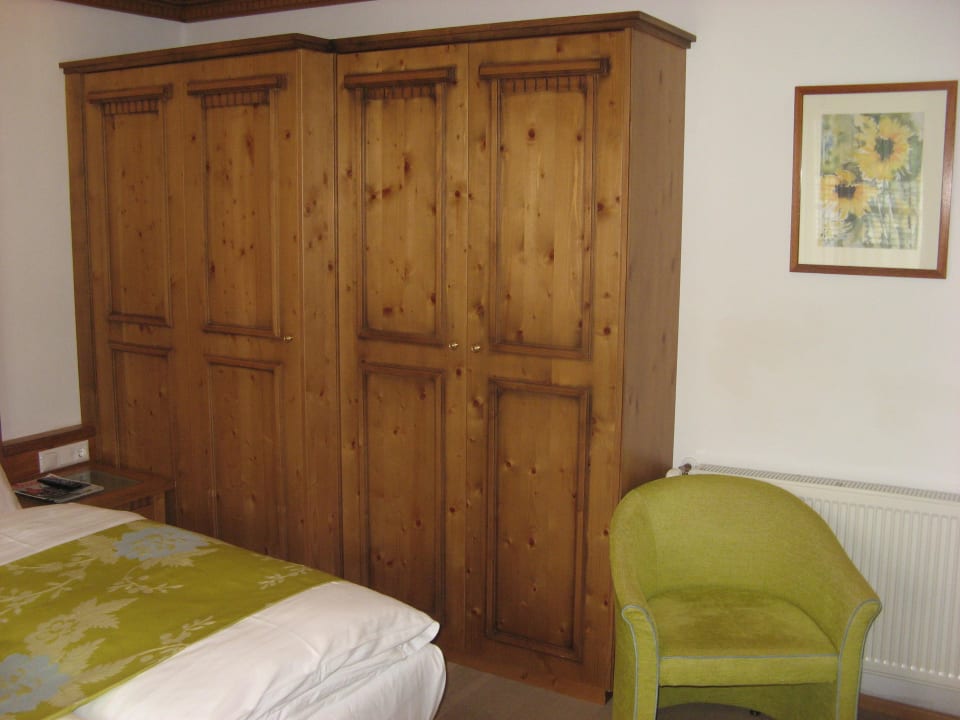 Großer Kleiderschrank Hotel Oberforsthof