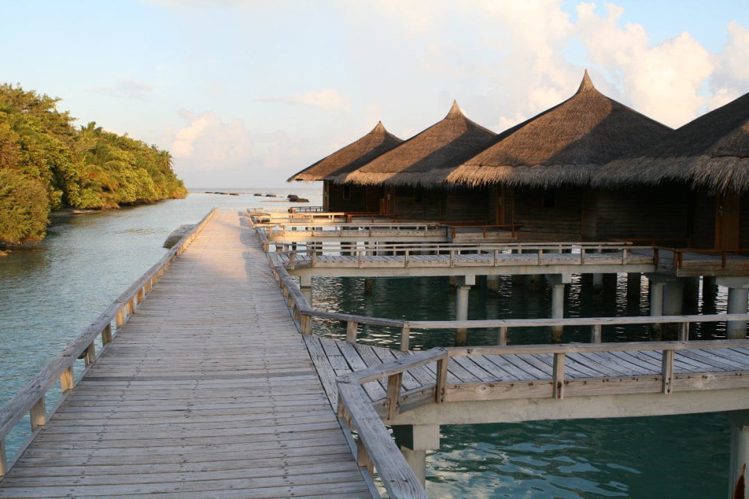 Wasserbungalows auf der Riffseite Kuramathi Maldives
