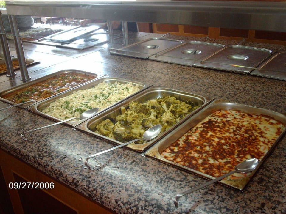 Warmes Buffet im Restaurant Club Turtas Beach Hotel