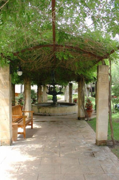 Der Springbrunnen hinter dem Pool VIVA Cala Mesquida Suites & Spa 16+