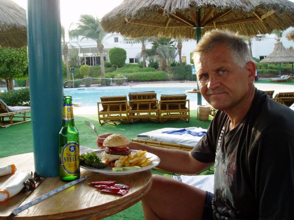 Leckerer Hamburger mit Stellabier Pickalbatros Golf Beach Resort