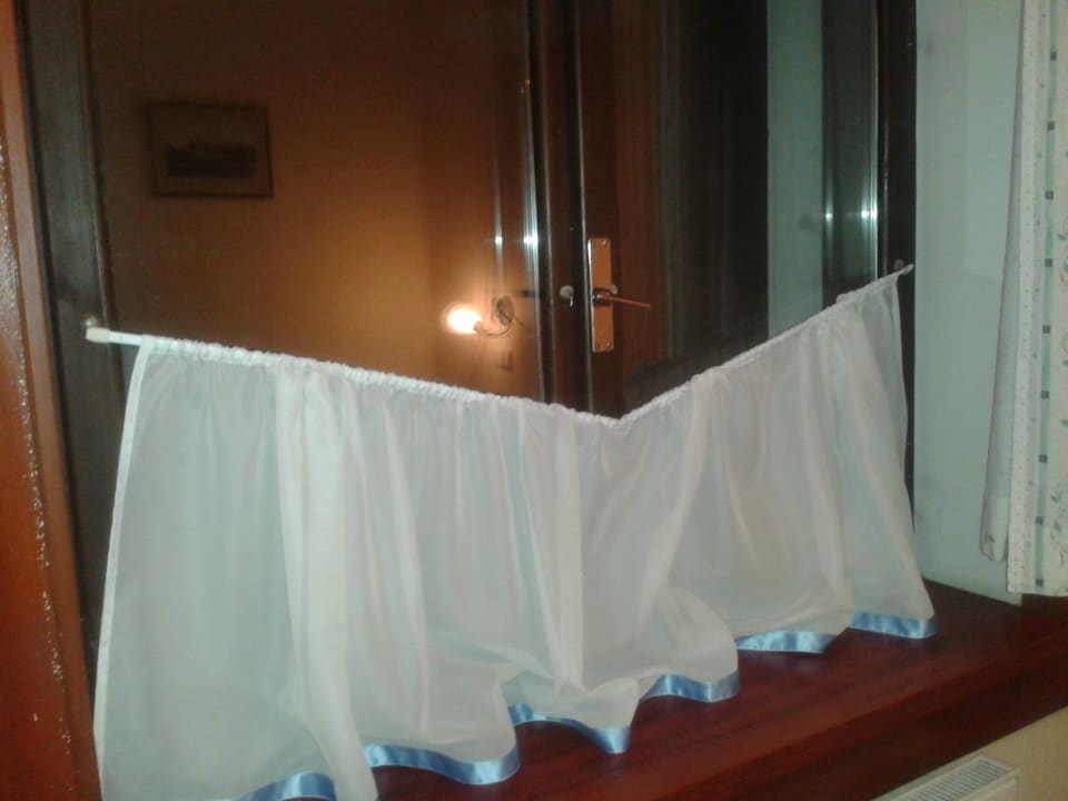 Malonko rozbitá záclonka Hotel Bílý Hořec