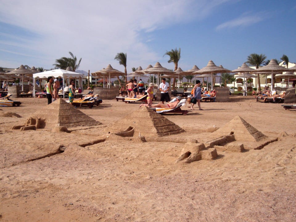 Pyramiden vor dem Regency Plaza Regency Plaza Aqua Park & Spa