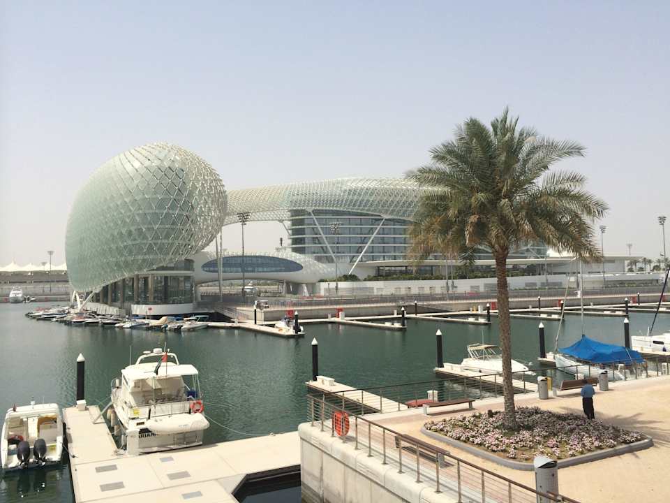 Blick vom Fahrerlager aufs Hotel W Abu Dhabi - Yas Island
