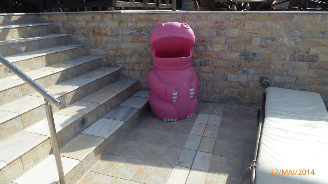 "Mülleimer" überall an der Poolanlage Hotel Kalithea Horizon Royal