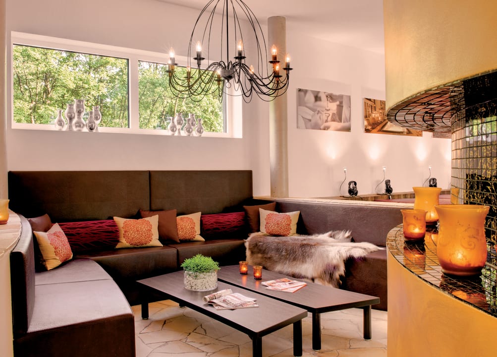 Poolhaus Lesebereich am Kerzenkamin LIFESTYLE Resort Zum Kurfürsten