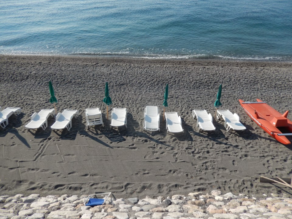 Etwas dunkler Sand durch den Vulkan Ätna Hotel Kennedy