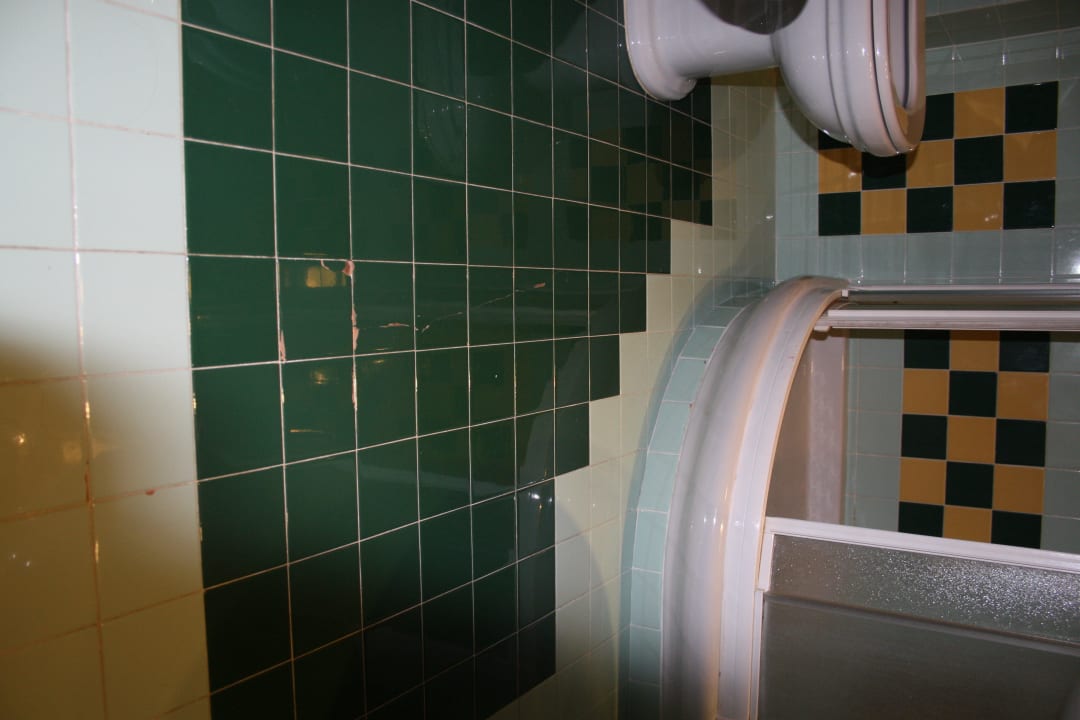 Defekte Fliesen im Bad Grand Hotel Nizza et Suisse