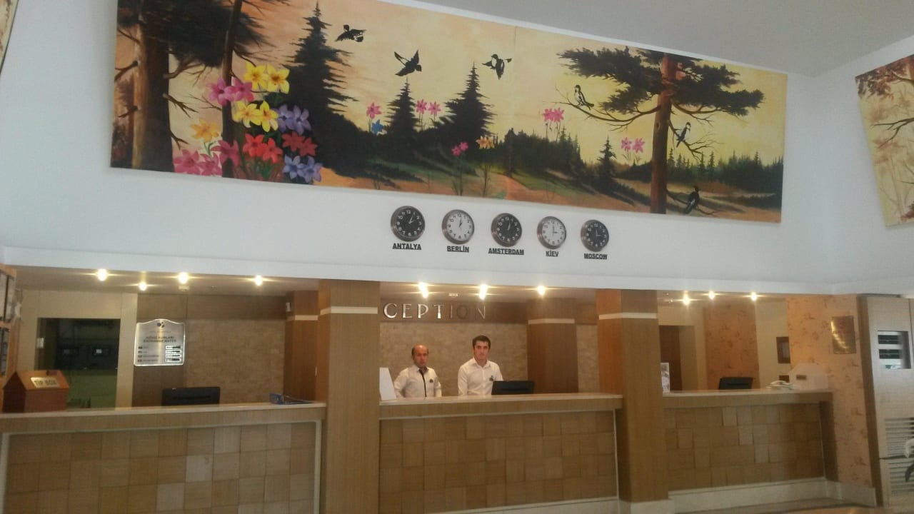 Vriendelijke receptionisten Crystal Flora Beach Resort