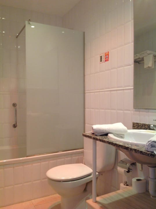 Baño con bañera Apartments Carabela II