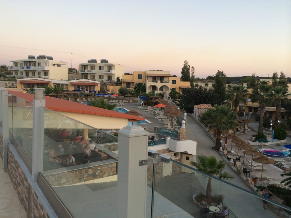Blick von oben auf die Terrasse des Restaurants Hotel Kouros Palace