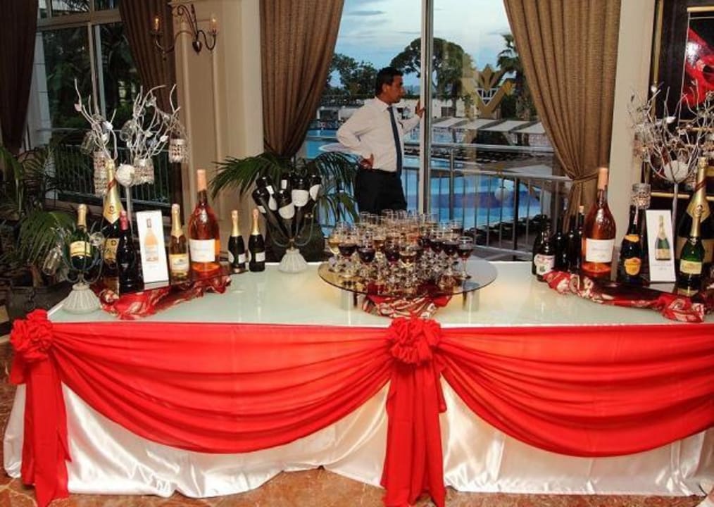 Vor dem Hauptrestaurant zum Galadiner Rixos Premium Tekirova