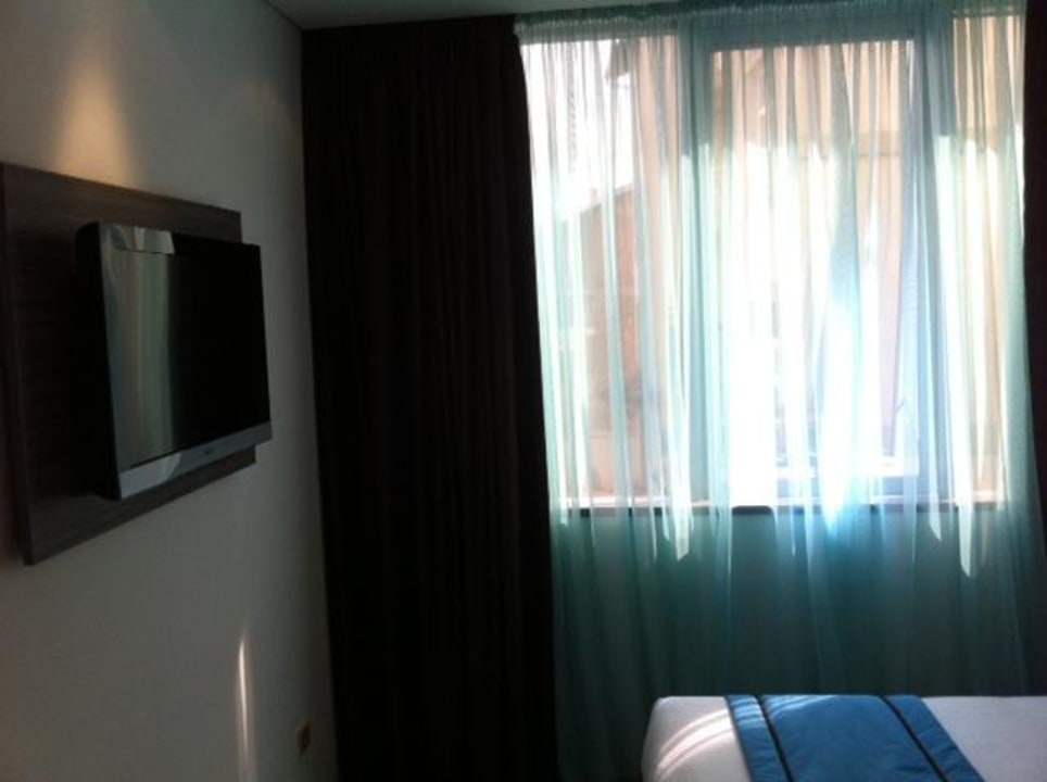 Zimmer und TV Hotel Nartel