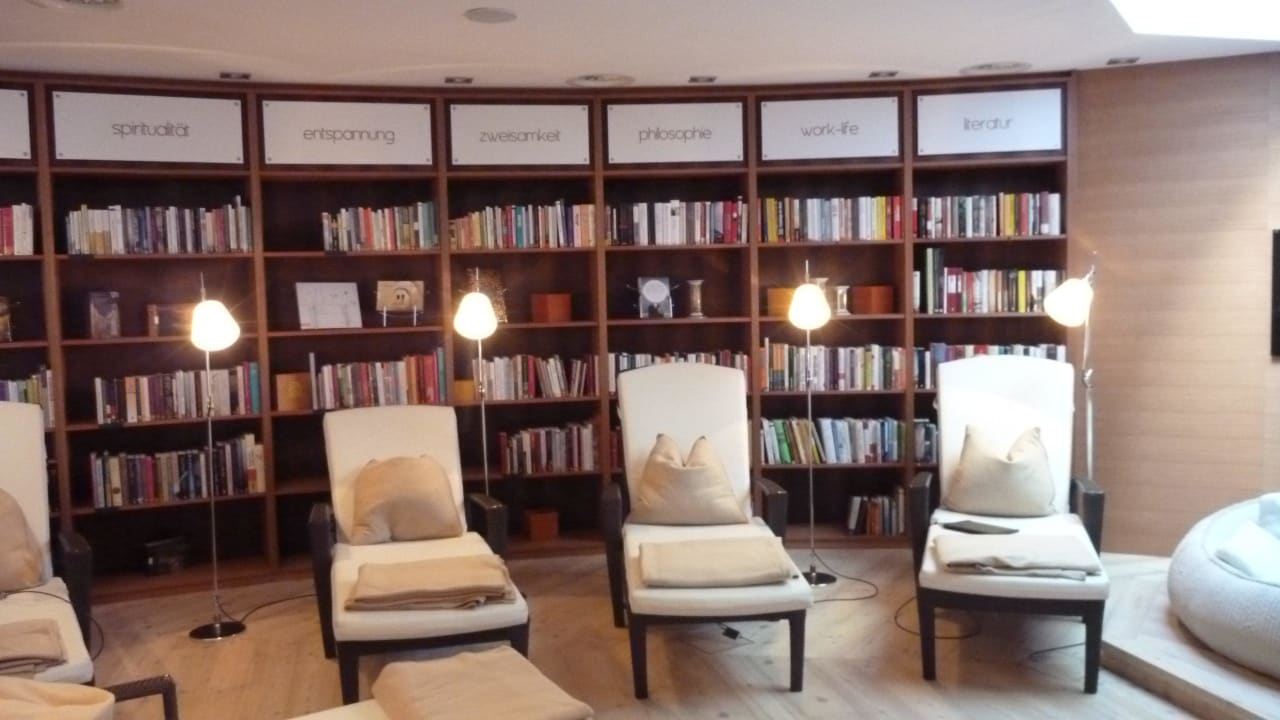 Gut sortierte und gemütliche Bibliothek im Spa Juffing Hotel & Spa