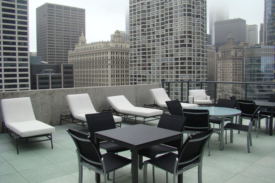 An den Pool angrenzende Außenterrasse Hotel Palomar Chicago