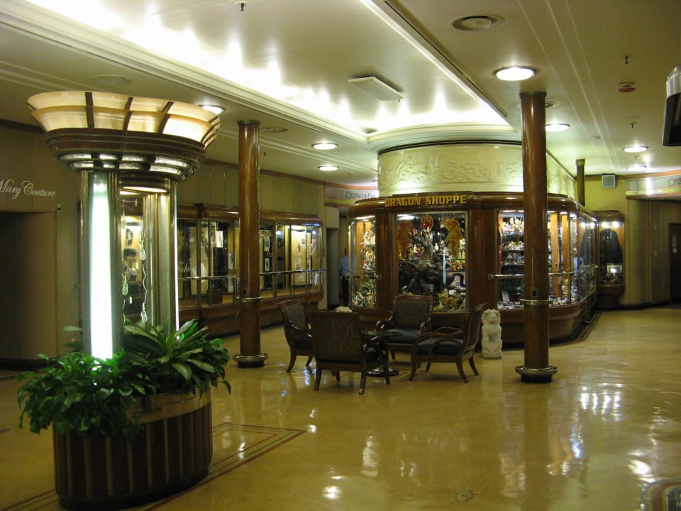 Hier befinden sich einige Geschäfte The Queen Mary