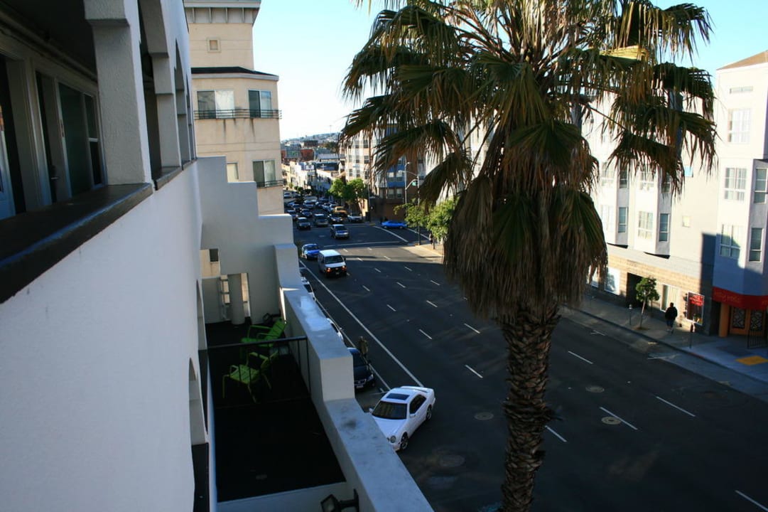 Seitenblick zur Straße Hotel Americania