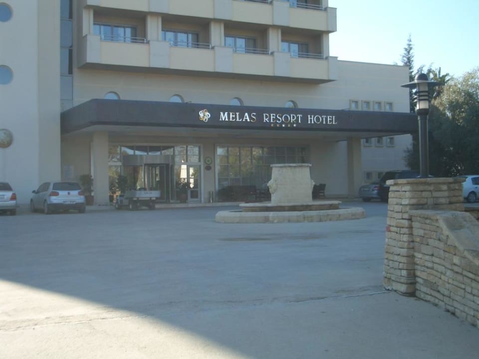 Eingang zum Hotel Melas Resort Hotel