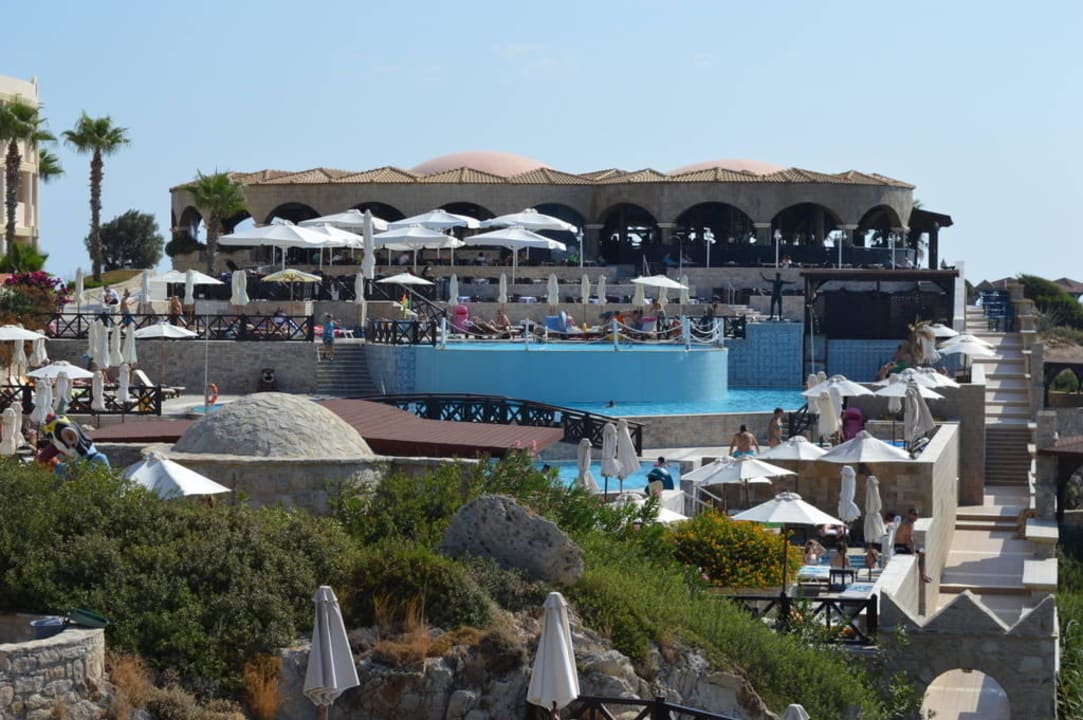 Restaurant im Hintergrund Hotel Kalithea Horizon Royal