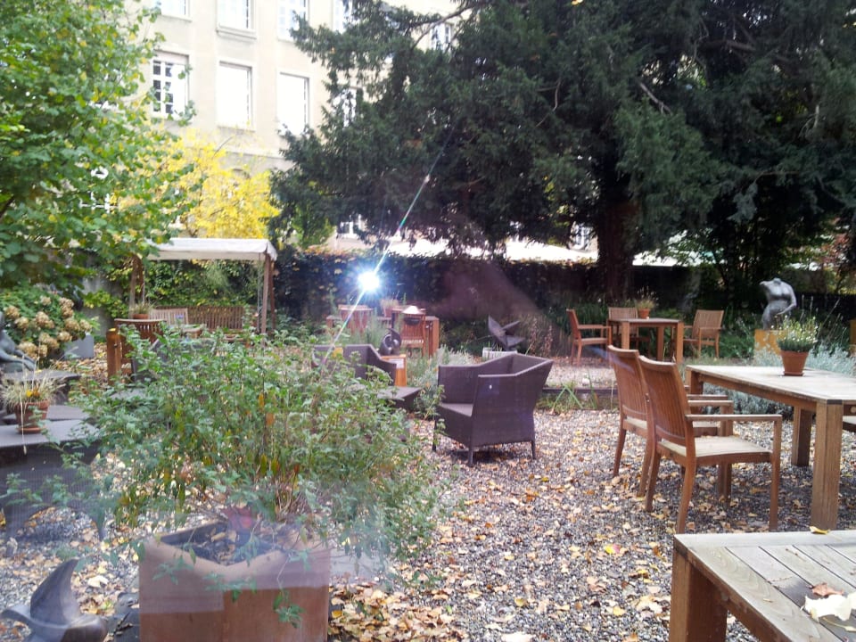 Blick vom Essbereich in die Outdoor-Lounge! Steinenschanze Stadthotel