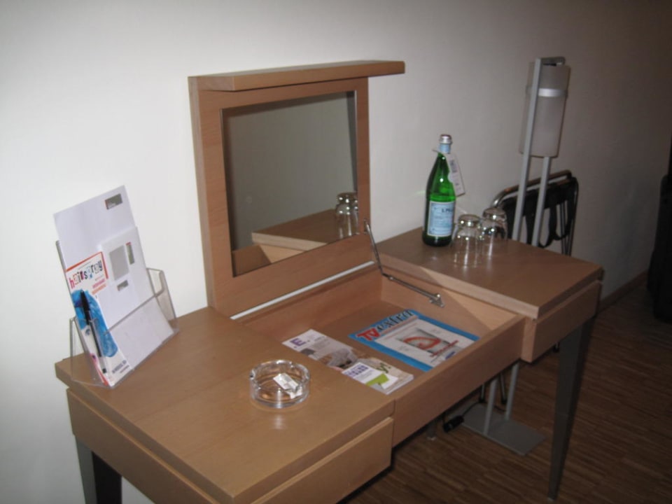 Schreibtisch und Spiegel Hotel Santo
