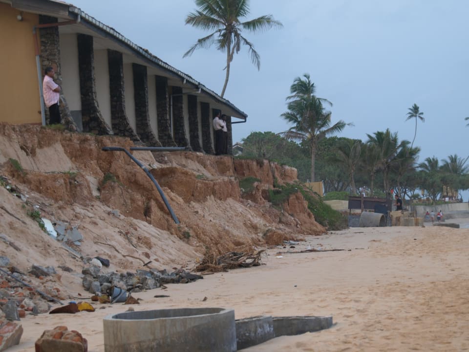 das Meer holt sich alles zurück Hotel Koggala Beach