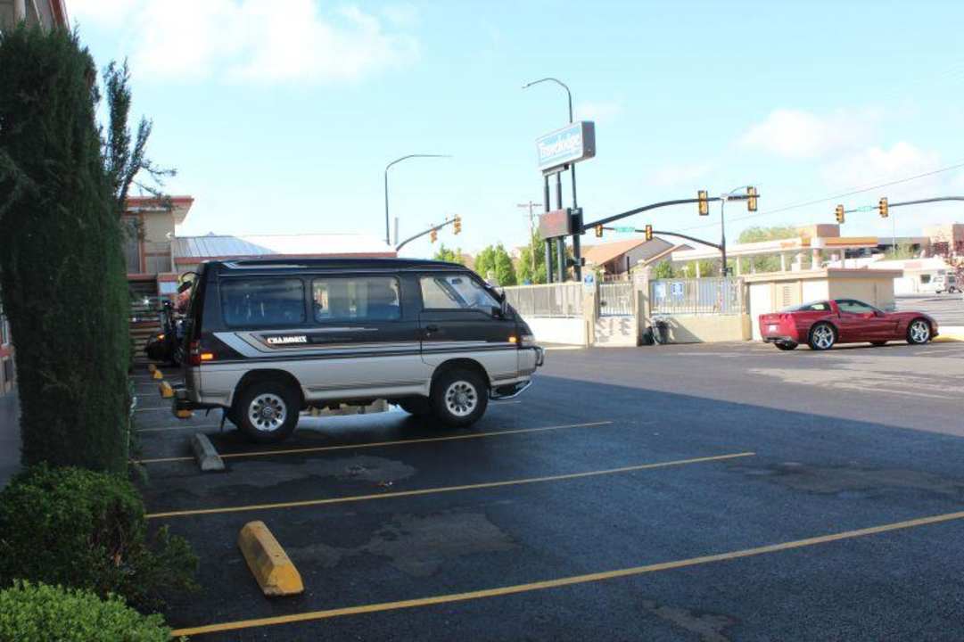 Vor der Zimmertür in Richtung Pool und Straße Econo Lodge in Hurricane Zion Park Are