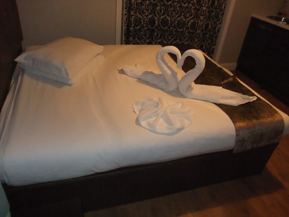 Bett Blickrichtung Küchenzeile Apart Hotel 73